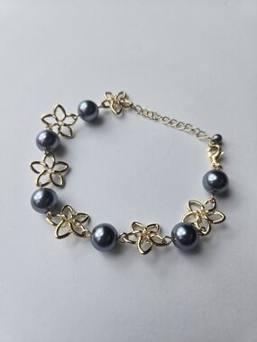 Chic Tropical Plumeria & Slate Grey Faux Pearl Fashion Bracelet
